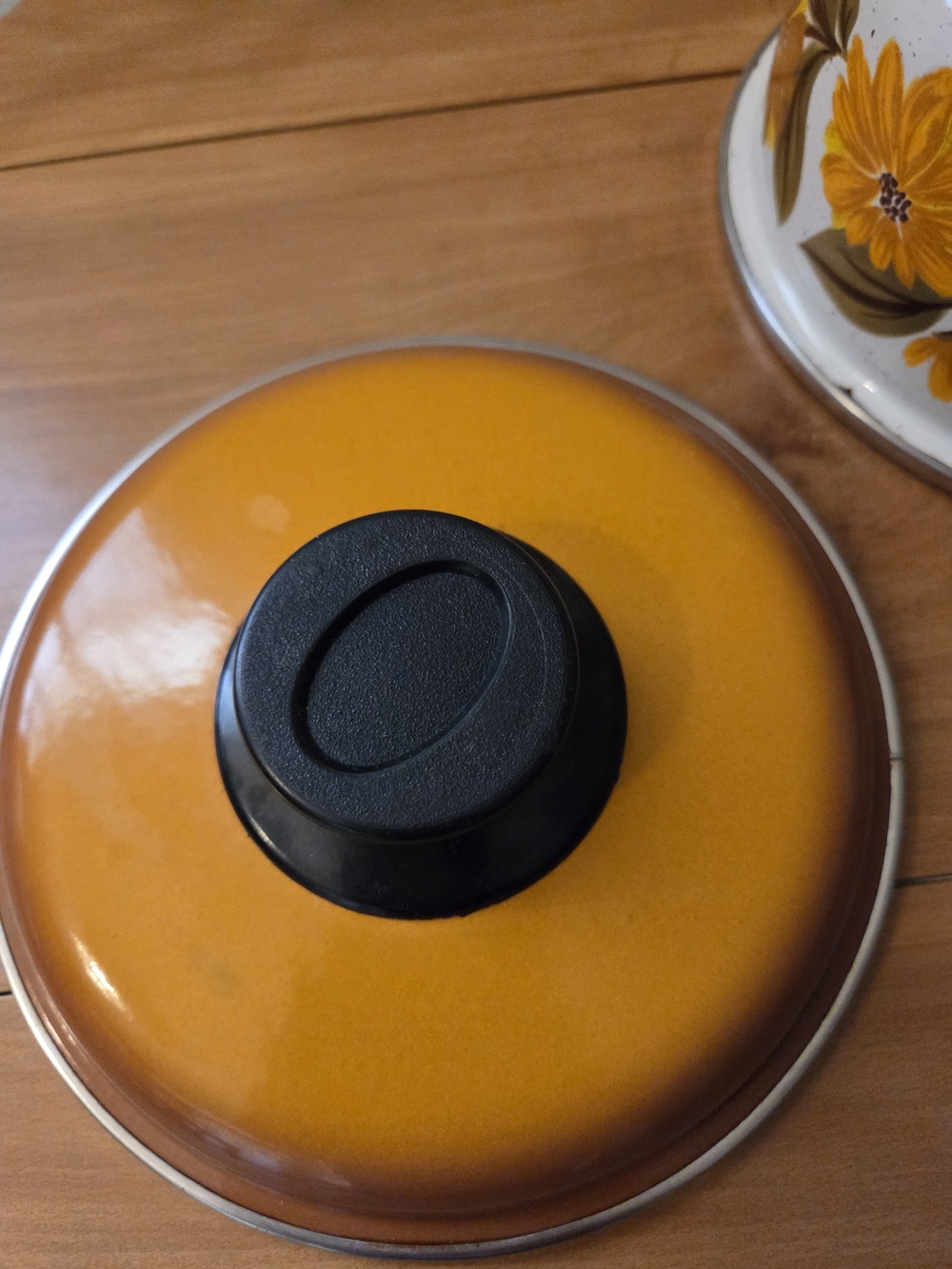 Yellow Floral Enamel Vintage 1970s Capri Saucepan with Lid and Black Handle - Picture 3 of 6